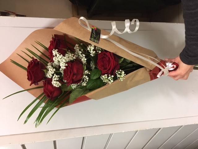 bouquet-emballe-de-roses-rouges